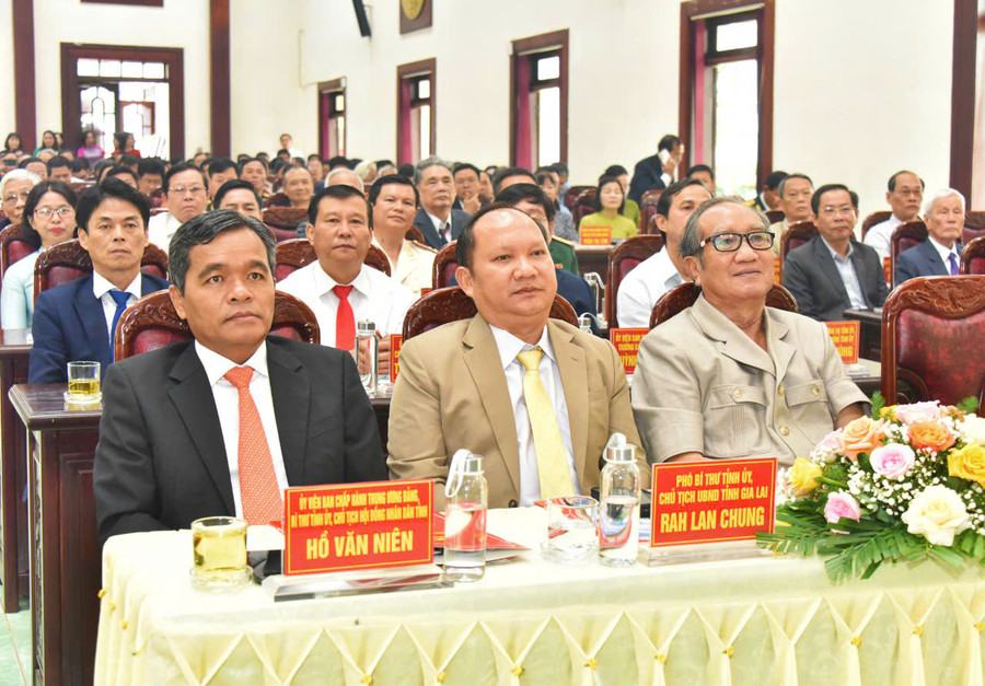 Các đồng chí lãnh đạo tỉnh và nguyên lãnh đạo tỉnh qua các thời kỳ dự lễ kỷ niệm. Ảnh: ĐT Các đồng chí lãnh đạo tỉnh và nguyên lãnh đạo tỉnh qua các thời kỳ dự lễ kỷ niệm. Ảnh: ĐT