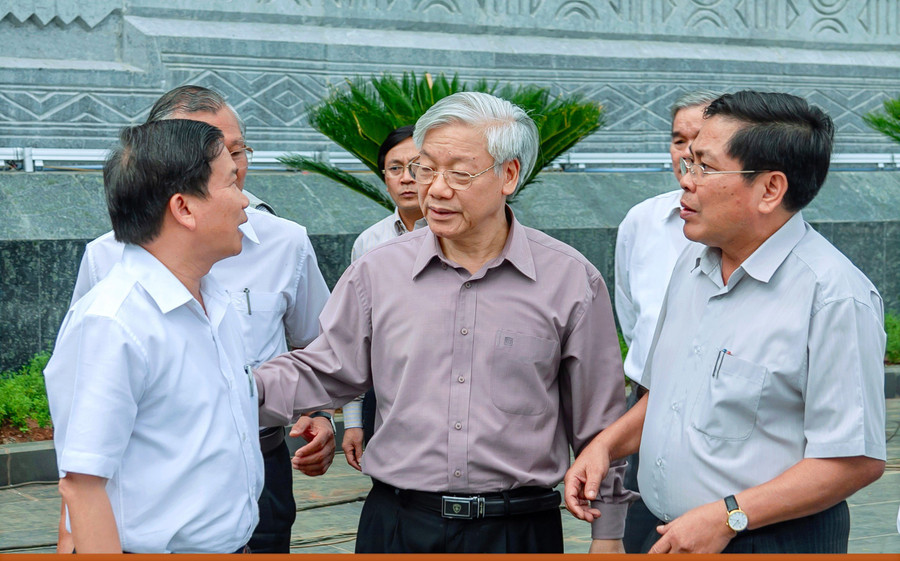 Dù ở cương vị nào, Tổng Bí thư Nguyễn Phú Trọng luôn dành sự quan tâm đặc biệt với cán bộ và nhân dân các dân tộc tỉnh Gia Lai. Ảnh: Quốc Nguyễn Dù ở cương vị nào, Tổng Bí thư Nguyễn Phú Trọng luôn dành sự quan tâm đặc biệt với cán bộ và nhân dân các dân tộc tỉnh Gia Lai. Ảnh: Quốc Nguyễn