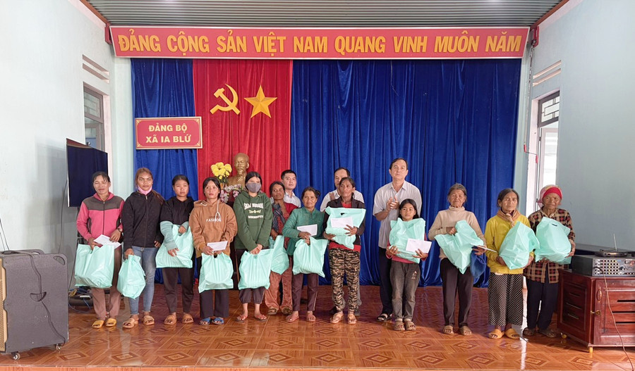 Trưởng ban Nội chính Tỉnh ủy Võ Thanh Hùng tặng quà cho các hộ nghèo ở xã Ia Blứ. Ảnh: Hà Chi Trưởng ban Nội chính Tỉnh ủy Võ Thanh Hùng tặng quà cho các hộ nghèo ở xã Ia Blứ. Ảnh: Hà Chi