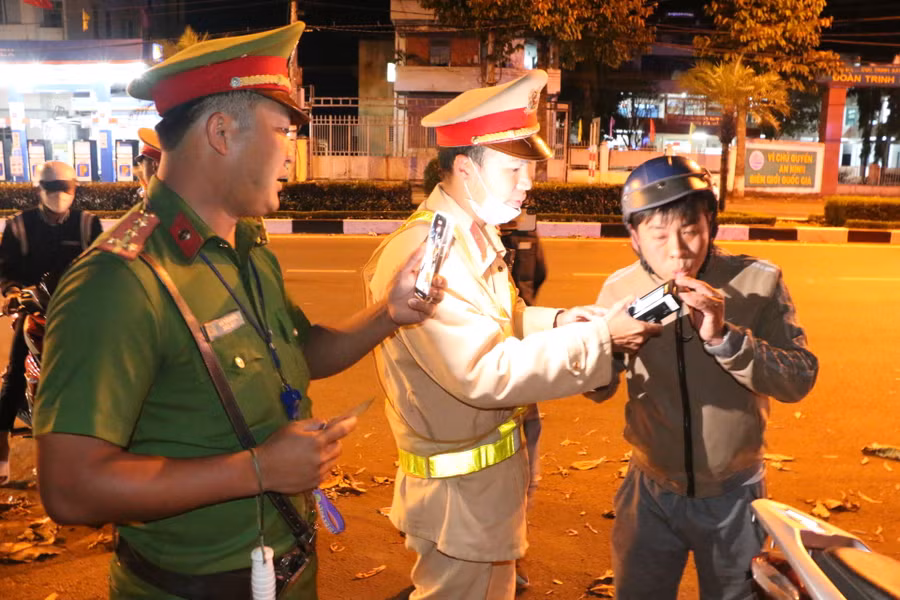 Vẫn còn một số người dân chưa ý thức cao, vẫn điều khiển phương tiện tham gia giao thông khi đã uống rượu bia. Ảnh: Quang Tấn