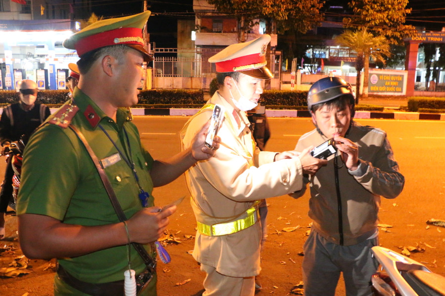 Vẫn còn một số người dân chưa ý thức cao, vẫn điều khiển phương tiện tham gia giao thông khi đã uống rượu bia. Ảnh: Quang Tấn Vẫn còn một số người dân chưa ý thức cao, vẫn điều khiển phương tiện tham gia giao thông khi đã uống rượu bia. Ảnh: Quang Tấn