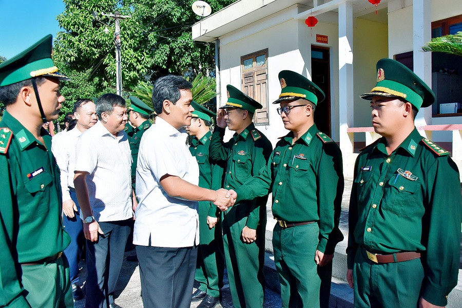 Cán bộ, chiến sĩ Đồn Biên phòng Ia Chía (huyện Ia Grai) vui mừng đón đoàn công tác do Bí thư Tỉnh ủy Hồ Văn Niên đến thăm, kiểm tra công tác sẵn sàng chiến đấu. Ảnh: Đức thụy Cán bộ, chiến sĩ Đồn Biên phòng Ia Chía (huyện Ia Grai) vui mừng đón đoàn công tác do Bí thư Tỉnh ủy Hồ Văn Niên đến thăm, kiểm tra công tác sẵn sàng chiến đấu. Ảnh: Đức thụy
