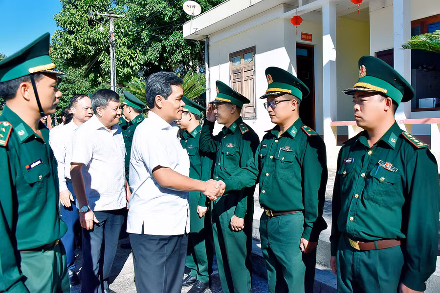 Cán bộ, chiến sĩ Đồn Biên phòng Ia Chía (huyện Ia Grai) vui mừng đón đoàn công tác do Bí thư Tỉnh ủy Hồ Văn Niên đến thăm, kiểm tra công tác sẵn sàng chiến đấu. Ảnh: Đức thụy