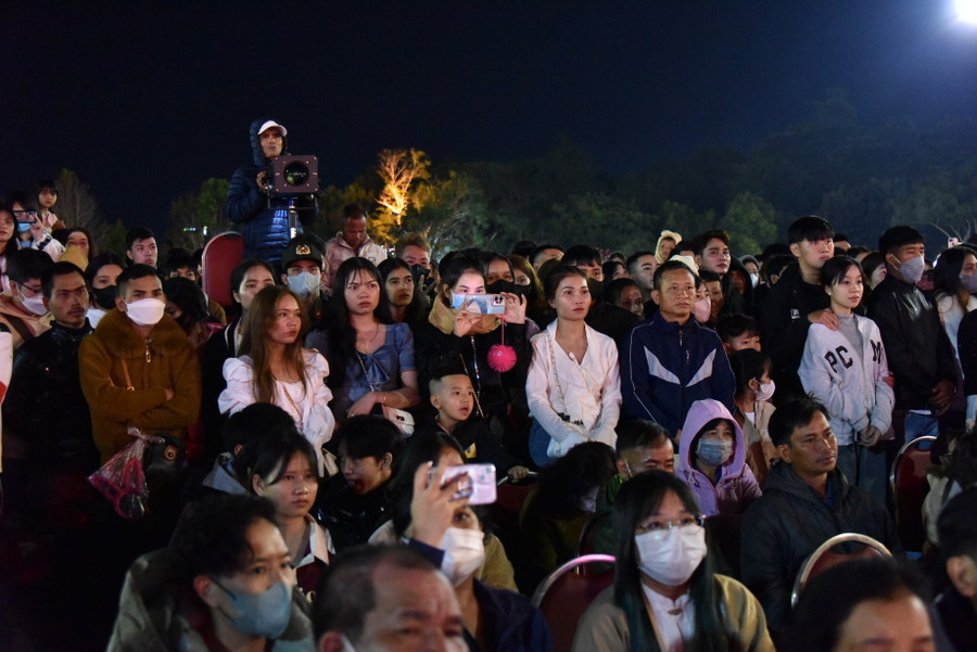 Khán giả chăm chú lắng nghe các tiết mục văn nghệ.