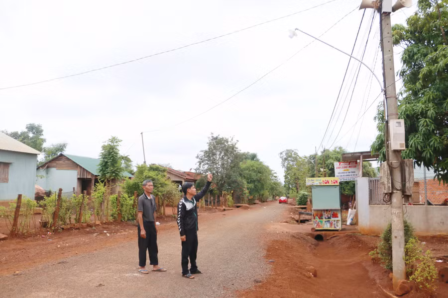 Người dân làng Ia Khưng (xã Chư Don) chung tay góp tiền lắp điện chiếu sáng, làm đường giao thông nông thôn. Ảnh: Quang Tấn