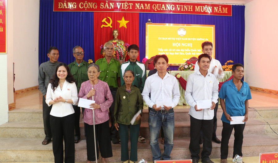 Đoàn đại biểu Quốc hội đã tặng 10 suất quà cho 10 gia đình chính sách, người có công trên địa bàn các xã, thị trấn. Ảnh: Quang Tấn Đoàn đại biểu Quốc hội đã tặng 10 suất quà cho 10 gia đình chính sách, người có công trên địa bàn các xã, thị trấn. Ảnh: Quang Tấn