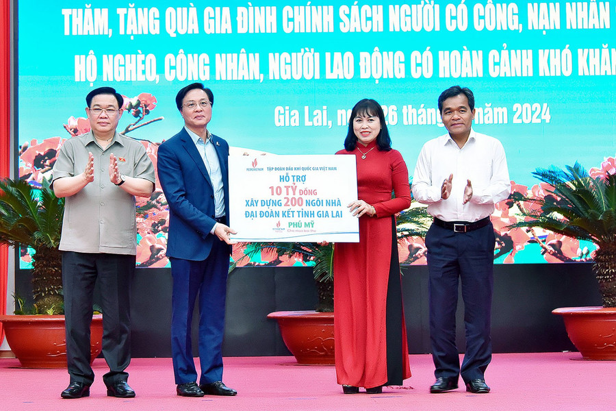 Tập đoàn Dầu khí Việt Nam trao biển tượng trưng tặng 200 nhà Đại đoàn kết (trị giá khoảng 10 tỉ đồng, huy động từ nguồn xã hội hóa) cho các hộ nghèo trên địa bàn tỉnh. Ảnh: Đức Thụy