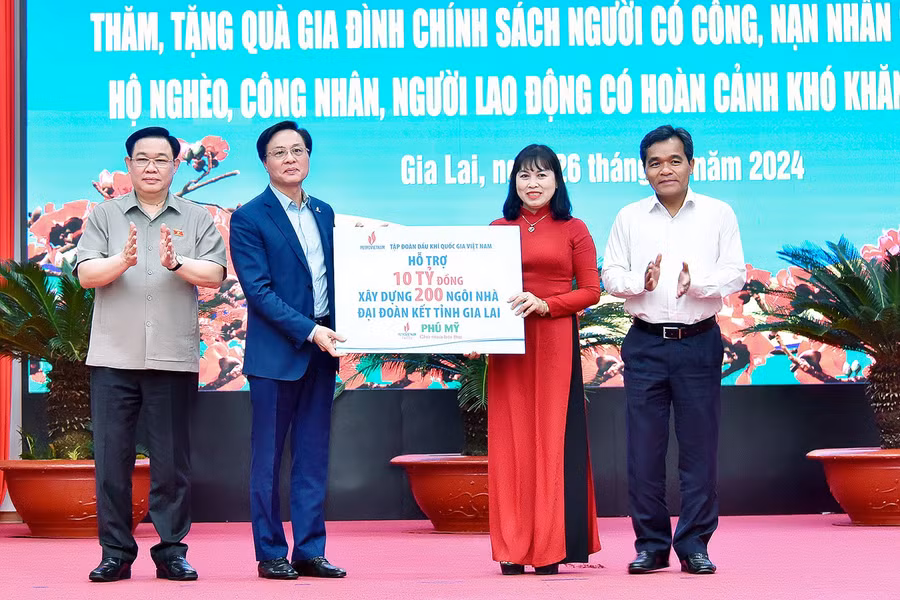 Tập đoàn Dầu khí Việt Nam trao biển tượng trưng tặng 200 nhà Đại đoàn kết (trị giá khoảng 10 tỉ đồng, huy động từ nguồn xã hội hóa) cho các hộ nghèo trên địa bàn tỉnh. Ảnh: Đức Thụy