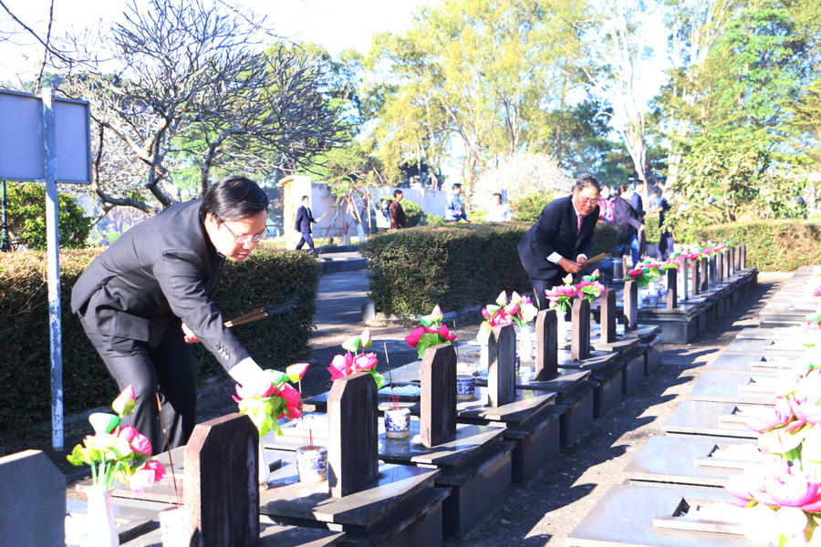 Phó Bí thư Tỉnh ủy, Chủ tịch UBND tỉnh Trương Hải Long (bìa trái) thắp hương tưởng nhớ các Anh hùng liệt sĩ tại Nghĩa trang Liệt sĩ tỉnh. Ảnh: Quang Tấn