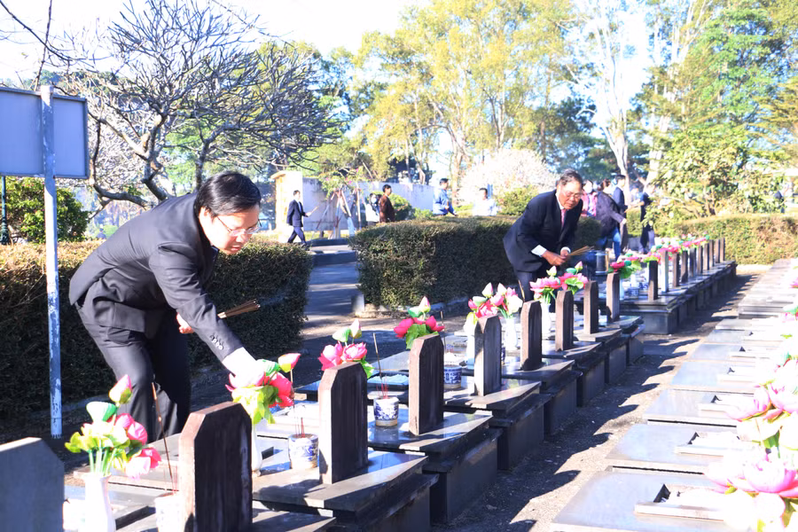 Phó Bí thư Tỉnh ủy, Chủ tịch UBND tỉnh Trương Hải Long (bìa trái) thắp hương tưởng nhớ các Anh hùng liệt sĩ tại Nghĩa trang Liệt sĩ tỉnh. Ảnh: Quang Tấn