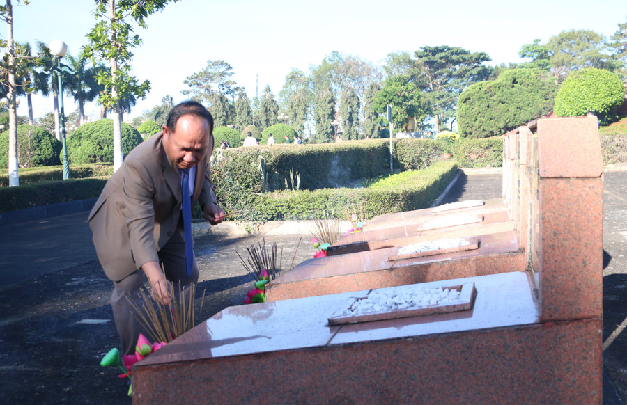 Phó Bí thư Tỉnh ủy, Trưởng ban Nội chính Tỉnh ủy Rah Lan Chung thắp hương tưởng nhớ các Anh hùng liệt sĩ tại Nghĩa trang Liệt sĩ. Ảnh: Quang Tấn