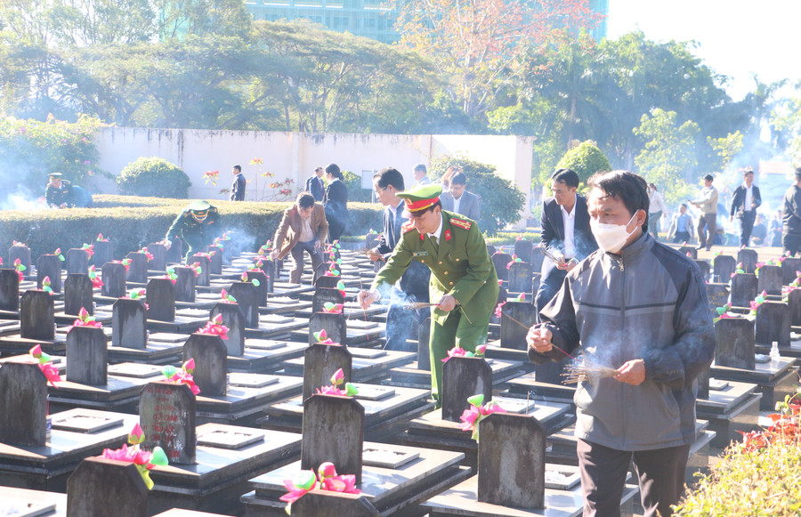 Đông đảo các tầng lớp nhân dân trên địa bàn TP. Pleiku đến thắp hương tưởng nhớ các Anh hùng liệt sĩ. Ảnh: Quang Tấn