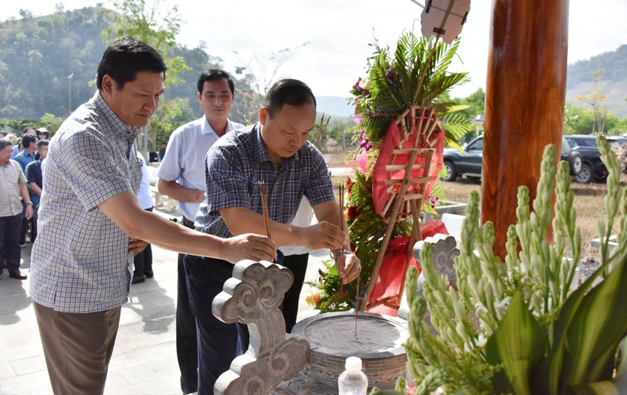 Phó Chủ tịch Thường trực HĐND tỉnh Trương Văn Đạt và Phó Chủ tịch UBND tỉnh Dương Mah Tiệp dâng hương tại Nhà Bia di tích. Ảnh: Đức Thụy