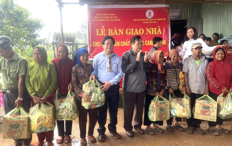 Các nhà hảo tâm tặng 30 suất quà cho người già neo đơn, gia đình chính sách, hộ có hoàn cảnh khó khăn. Ảnh: Hà Chi