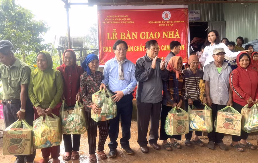 Các nhà hảo tâm tặng 30 suất quà cho người già neo đơn, gia đình chính sách, hộ có hoàn cảnh khó khăn. Ảnh: Hà Chi