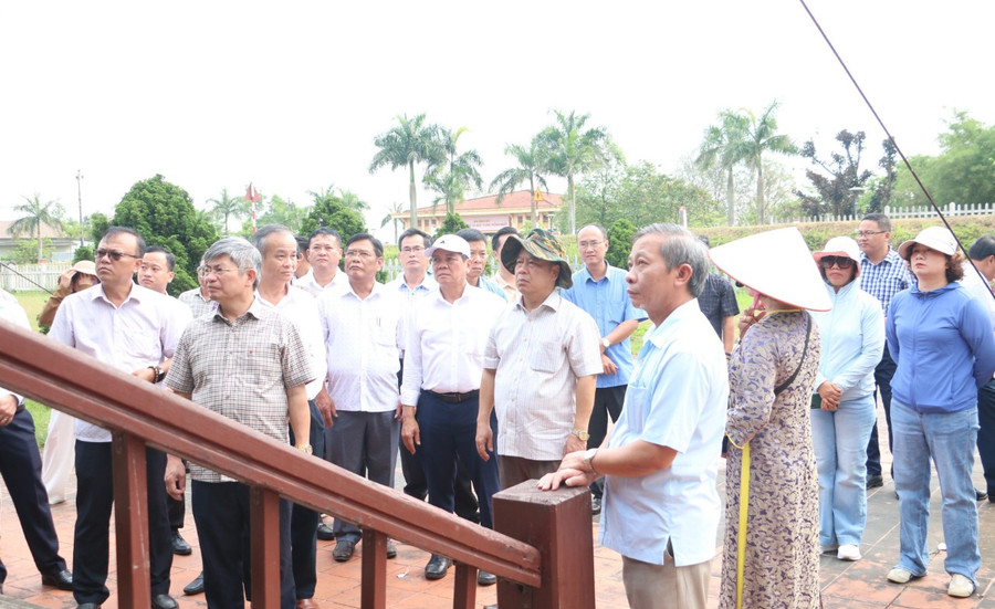 Tham quan Nhà liên hợp-nơi tổ chức các hội nghị và làm trung tâm chỉ huy của đội quân Việt Nam Dân chủ Cộng hòa.