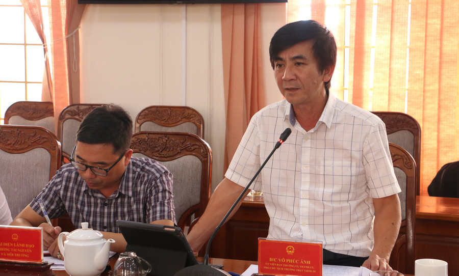 Phó Chủ tịch Thường trực UBND TP. Pleiku Võ Phúc Ánh trao đổi với đoàn khảo sát về những khó khăn, vướng mắc trong giải quyết TTHC liên quan đến đất đai. Ảnh: Quang Tấn Phó Chủ tịch Thường trực UBND TP. Pleiku Võ Phúc Ánh trao đổi với đoàn khảo sát về những khó khăn, vướng mắc trong giải quyết TTHC liên quan đến đất đai. Ảnh: Quang Tấn