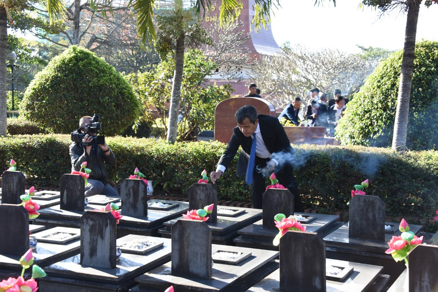 Bí thư Tỉnh ủy Hồ Văn Niên thắp hương tưởng nhớ các Anh hùng liệt sĩ. Ảnh: Đức Thụy