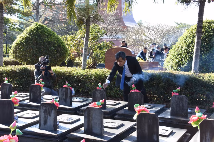Bí thư Tỉnh ủy Hồ Văn Niên thắp hương tưởng nhớ các Anh hùng liệt sĩ. Ảnh: Đức Thụy