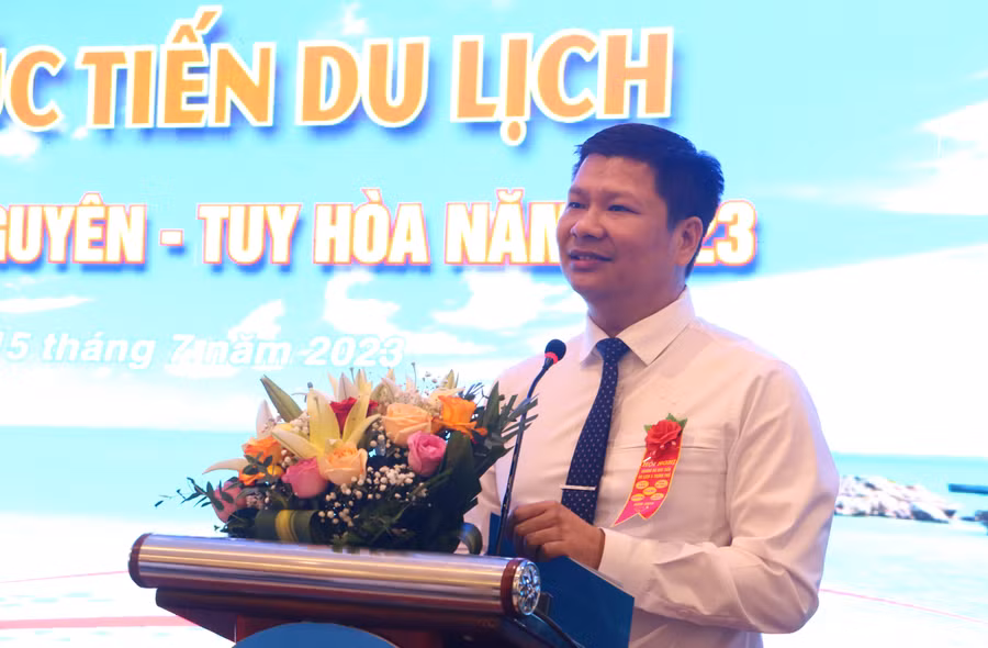 Chủ tịch UBND TP. Tuy Hòa Cao Đình Huy cam kết tạo điều kiện để các doanh nghiệp du lịch hoạt động hiệu quả hơn trong thời gian tới. Ảnh: Quang Tấn