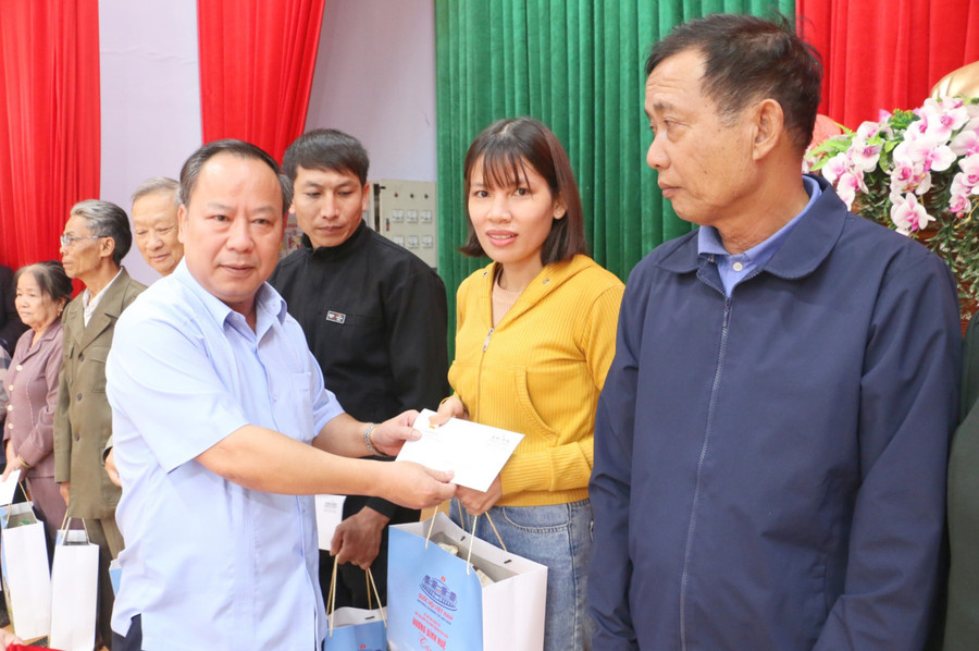Thừa ủy nhiệm của Chủ tịch Quốc hội Vương Đình Huệ, Trưởng đoàn đại biểu Quốc hội tỉnh Châu Ngọc Tuấn trao quà Tết cho các gia đình chính sách, người có công, hộ nghèo trên địa bàn huyện Đức Cơ. Ảnh: Quang Tấn