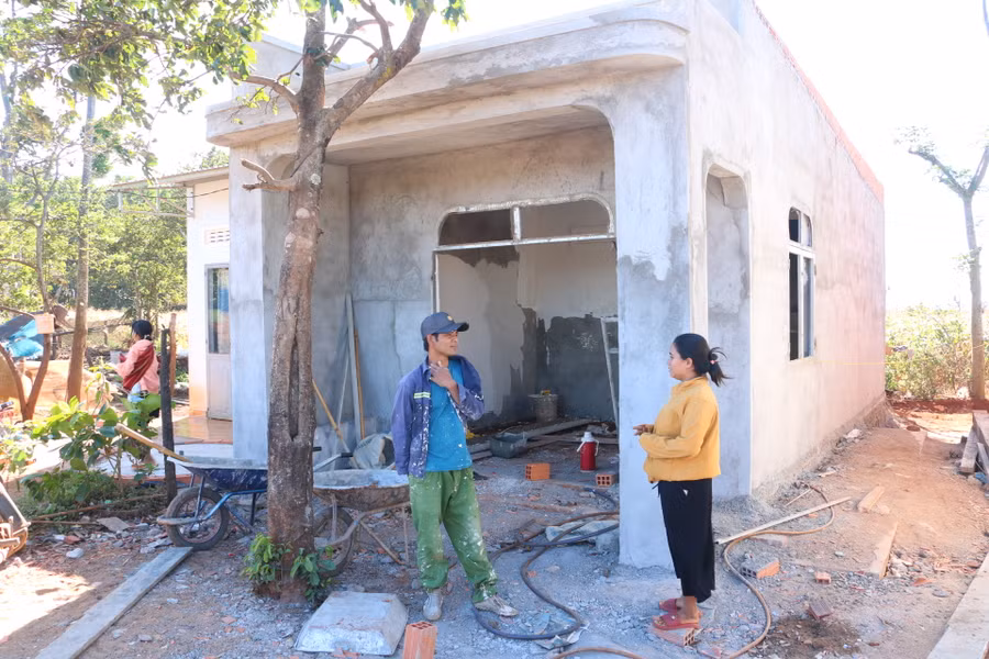 Mặt trận các cấp đã huy động sự chung tay của xã hội hỗ trợ xây nhà cho các hộ nghèo khó khăn về nhà ở trên địa bàn. Ảnh: Quang Tấn