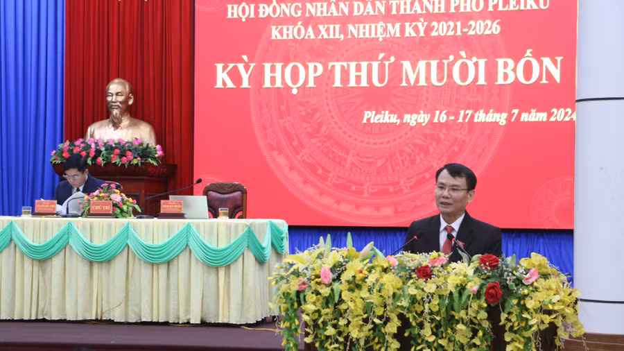 Ông Trịnh Duy Thuân-Ủy viên Ban Thường vụ Tỉnh ủy, Bí thư Thành ủy, Chủ tịch HĐND TP. Pleiku phát biểu khai mạc kỳ họp thứ 14 HĐND thành phố. Ảnh: Quang Tấn