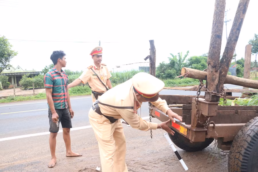 Lực lượng chức năng tổ chức huyện tuyên truyền, ký cam kết và dán miếng phản quang cho xe công nông trên địa bàn. Ảnh: Quang Tấn