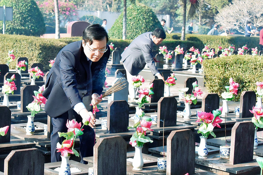 Chủ tịch UBND tỉnh Trương Hải Long dâng hương tưởng nhớ các Anh hùng liệt sĩ. Ảnh: Đức Thụy