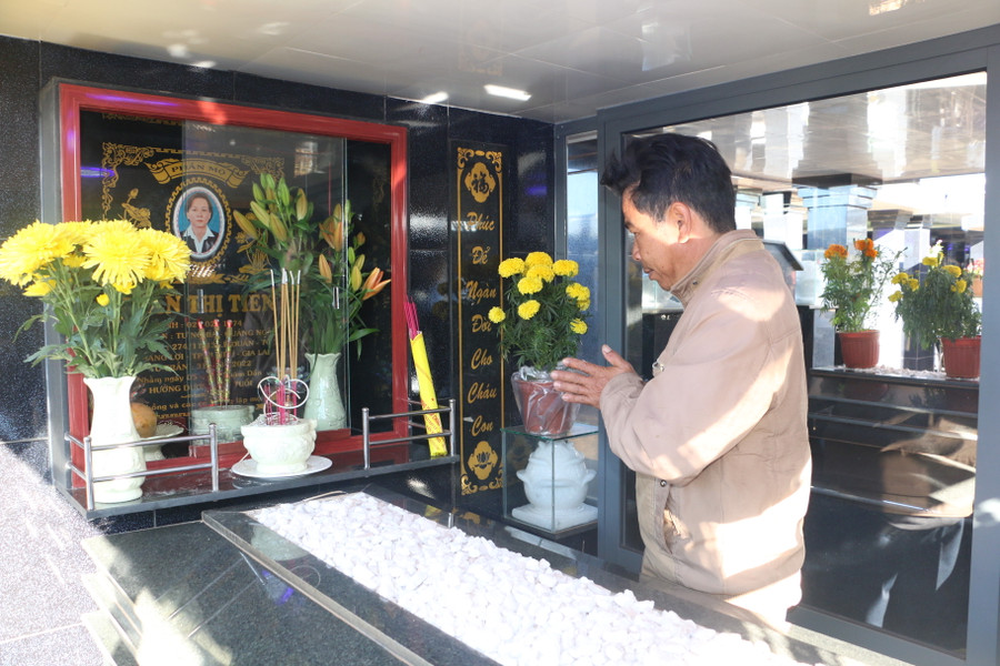 Ông Phạm Thế Anh viếng mộ người vợ đã khuất. Ảnh: Quang Tấn