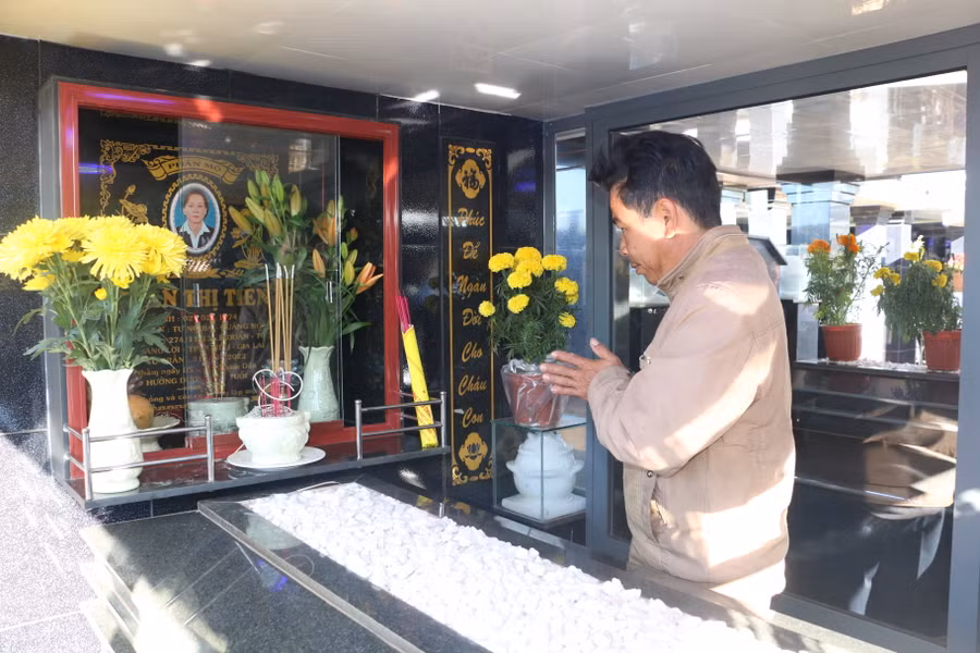 Ông Phạm Thế Anh viếng mộ người vợ đã khuất. Ảnh: Quang Tấn