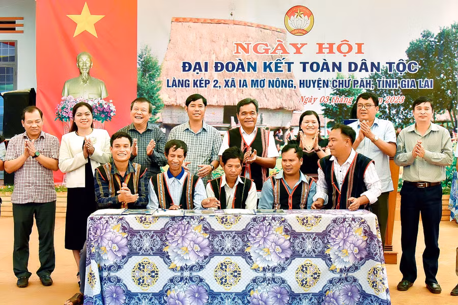 Ban Công tác Mặt trận làng tổ chức ký kết giao ước thi đua dưới sự chứng kiến của Bí thư Tỉnh ủy Hồ Văn Niên và lãnh đạo của tỉnh, huyện. Ảnh: Đức Thụy