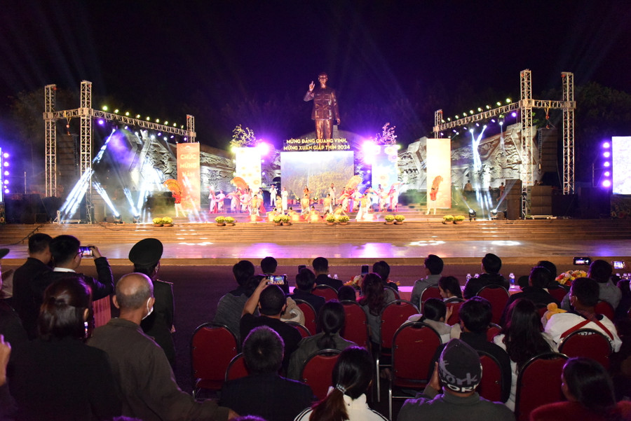 Màn hát múa “Rạng rỡ Việt Nam” do các nghệ sĩ, diễn viên Nhà hát Ca múa nhạc tổng hợp Đam San. Ảnh: Đức Thụy