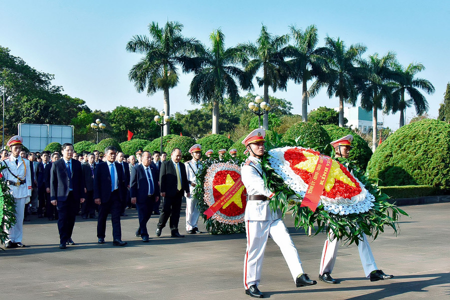 Các đồng chí lãnh đạo Tỉnh ủy, HĐND, UBND, Ủy ban MTTQ Việt Nam tỉnh dâng hoa trước Tượng đài Tổ quốc ghi công tại Nghĩa trang Liệt sĩ tỉnh. Ảnh: Đức Thụy