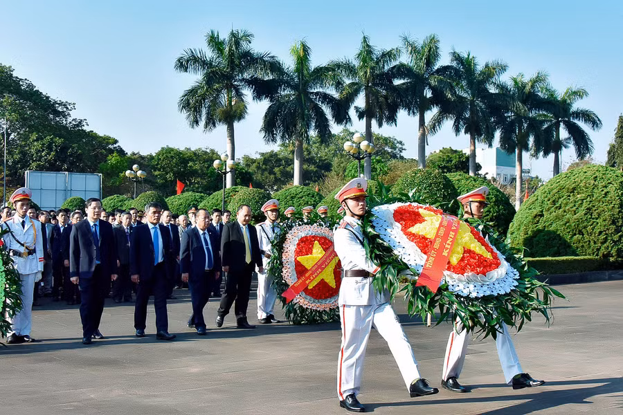 Các đồng chí lãnh đạo Tỉnh ủy, HĐND, UBND, Ủy ban MTTQ Việt Nam tỉnh dâng hoa trước Tượng đài Tổ quốc ghi công tại Nghĩa trang Liệt sĩ tỉnh. Ảnh: Đức Thụy