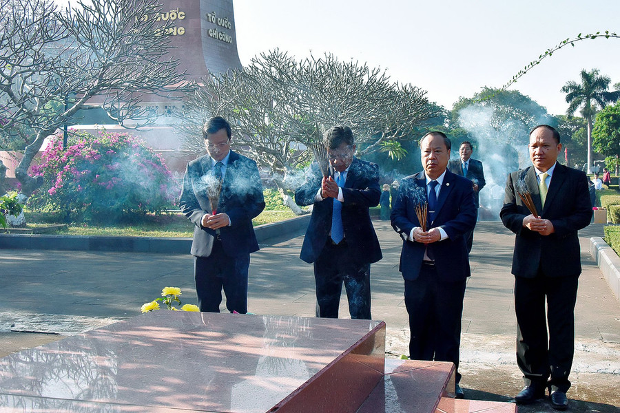 Các đồng chí lãnh đạo tỉnh dâng hương tưởng nhớ Anh hùng Núp. Ảnh: Đức Thụy