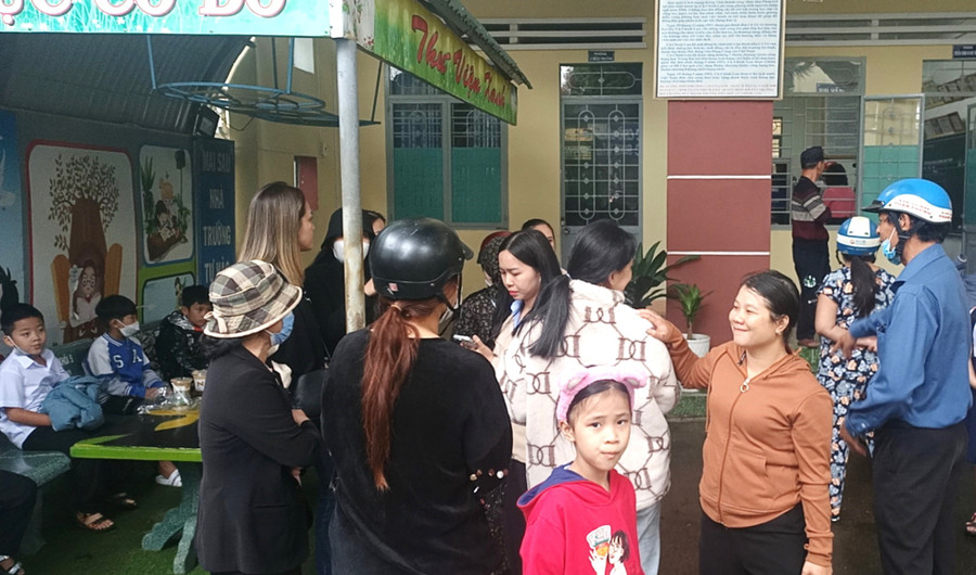 Nhiều phụ huynh học sinh đã tập trung tại Trường Tiểu học Cù Chính Lan để phản đối việc cô giáo Trân tiếp tục dạy tại trường. Ảnh: Quang Tấn Nhiều phụ huynh học sinh đã tập trung tại Trường Tiểu học Cù Chính Lan để phản đối việc cô giáo Trân tiếp tục dạy tại trường. Ảnh: Quang Tấn