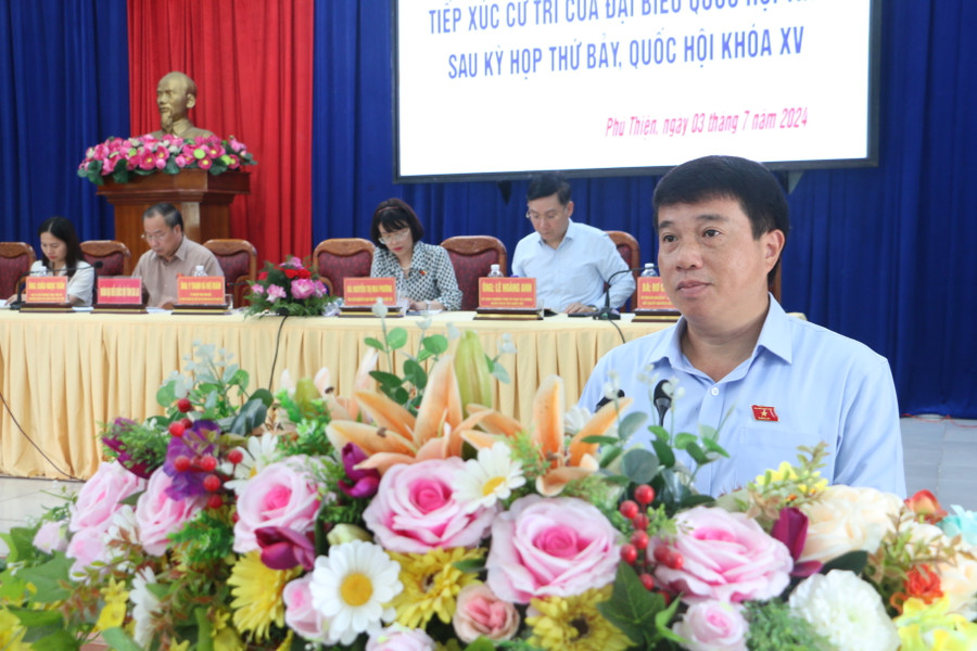 Ủy viên Ủy ban Thường vụ Quốc hội, Chủ tịch Hội đồng Dân tộc của Quốc hội Y Thanh Hà Niê Kđăm phát biểu tại buổi tiếp xúc cử tri. Ảnh: Quang Tấn