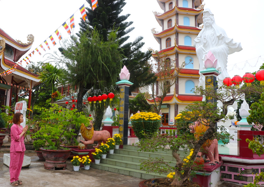 Chị Trần Thị Thúy Kiều (tổ 2, phường An Phước, thị xã An Khê) vãn cảnh chùa cảm nhận sự thanh tịnh, bình an ngày đầu năm mới. Ảnh: Ngọc Minh