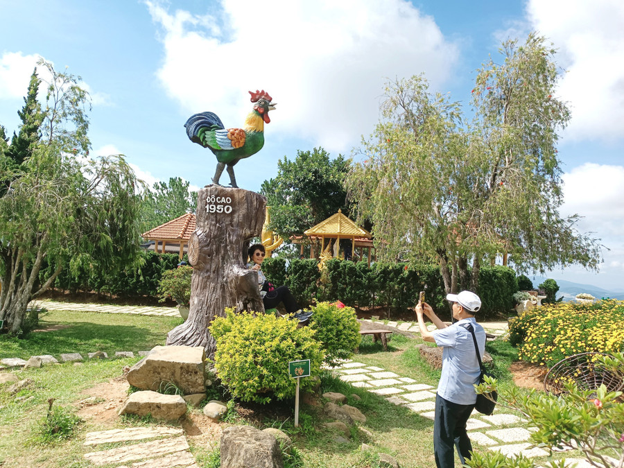 Langbiang ngày càng thu hút nhiều du khách quốc tế đến trải nghiệm. Ảnh: Quang Tấn