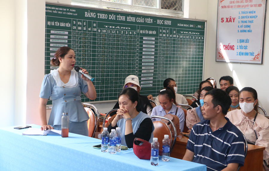 Những nội dung trả lời của cô giáo Trân tại buổi đối thoại đều không nhận được sự đồng tình từ phía phụ huynh học sinh. Ảnh: Quang Tấn Những nội dung trả lời của cô giáo Trân tại buổi đối thoại đều không nhận được sự đồng tình từ phía phụ huynh học sinh. Ảnh: Quang Tấn