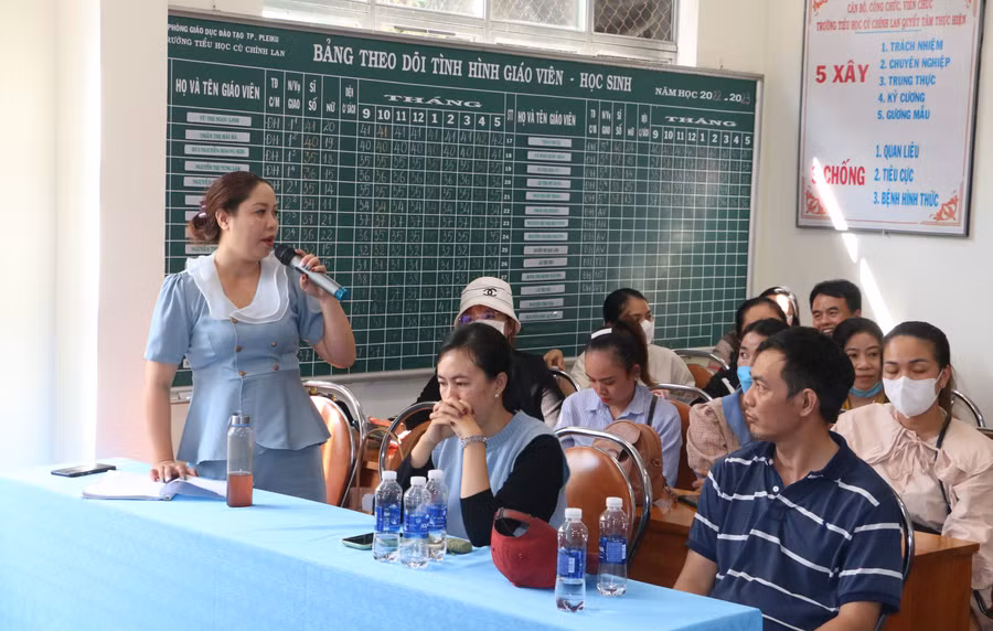 Những nội dung trả lời của cô giáo Trân tại buổi đối thoại đều không nhận được sự đồng tình từ phía phụ huynh học sinh. Ảnh: Quang Tấn