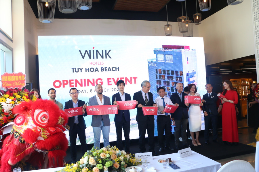 Cắt băng khai trương Wink Hotel Tuy Hoa Beach. Ảnh: Quang Tấn