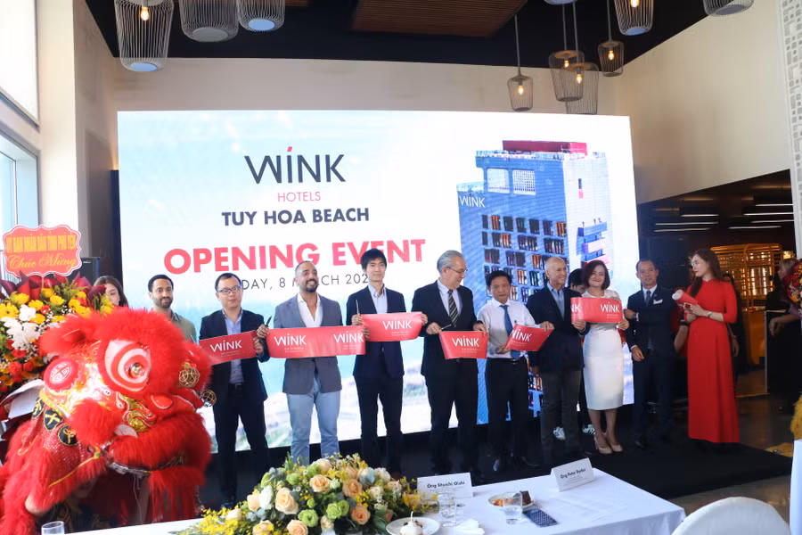Cắt băng khai trương Wink Hotel Tuy Hoa Beach. Ảnh: Quang Tấn