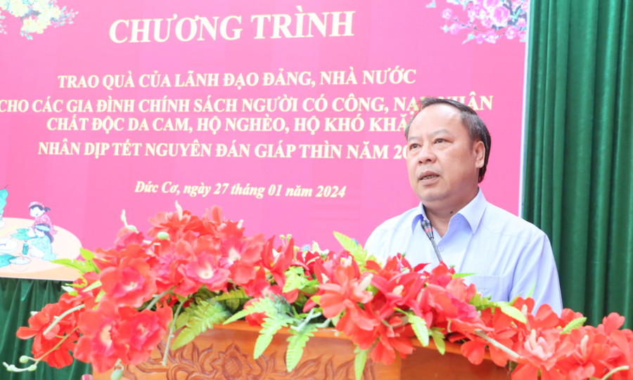 Phó Bí thư Thường trực Tỉnh ủy, Trưởng đoàn đại biểu Quốc hội Châu Ngọc Tuấn phát biểu tại buổi trao quà Tết. Ảnh: Quang Tấn