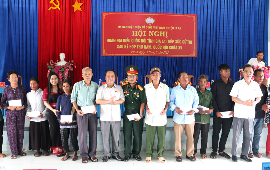 Đoàn đại biểu Quốc hội tỉnh tặng quà cho 20 hộ gia đình chính sách, người có công trên địa bàn huyện Ia Pa. Ảnh: Quang Tấn