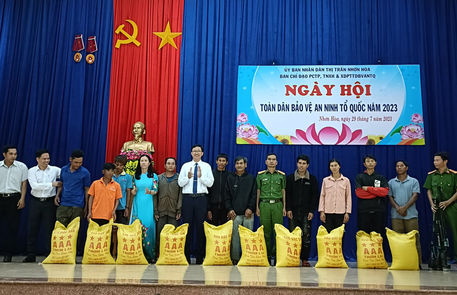 Tại ngày hội, đã có 12 hộ dân giao nộp 12 khẩu súng tự chế để đổi lấy gạo. Ảnh: H.D Tại ngày hội, đã có 12 hộ dân giao nộp 12 khẩu súng tự chế để đổi lấy gạo. Ảnh: H.D