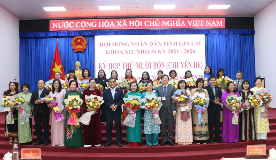 Thường trực HĐND tỉnh tặng hoa chúc mừng các đại biểu dự kỳ họp. Ảnh: Quang Tấn Thường trực HĐND tỉnh tặng hoa chúc mừng các đại biểu dự kỳ họp. Ảnh: Quang Tấn