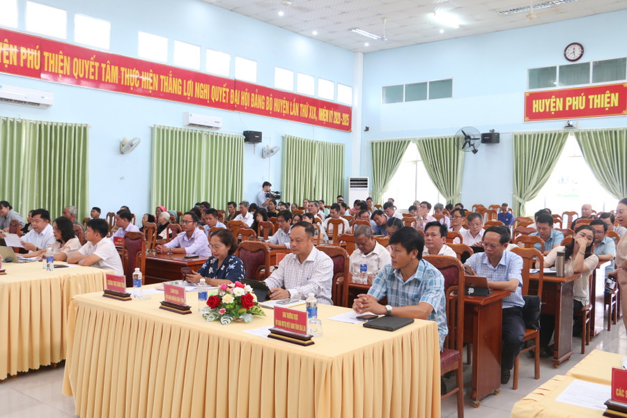 Các đại biểu cùng đông đảo cử tri huyện Phú Thiện tham gia buổi tiếp xúc. Ảnh: Quang Tấn