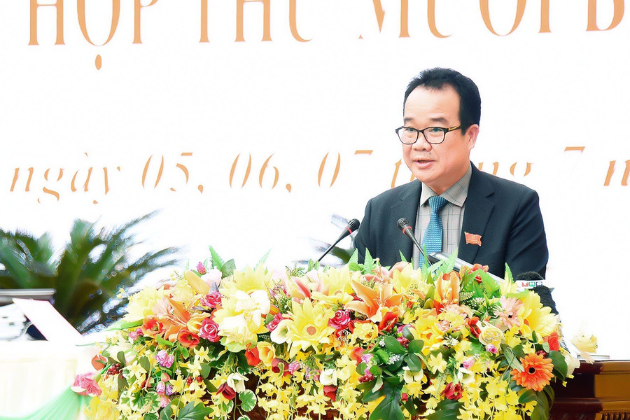 Giám đốc sở Nông nghiệp-PTNT Lưu Trung Nghĩa báo cáo tại kỳ họp. Ảnh: Đức Thụy